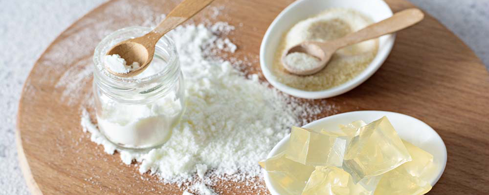 Mehrere vegane Backalternativen in Schälchen auf einem Tisch