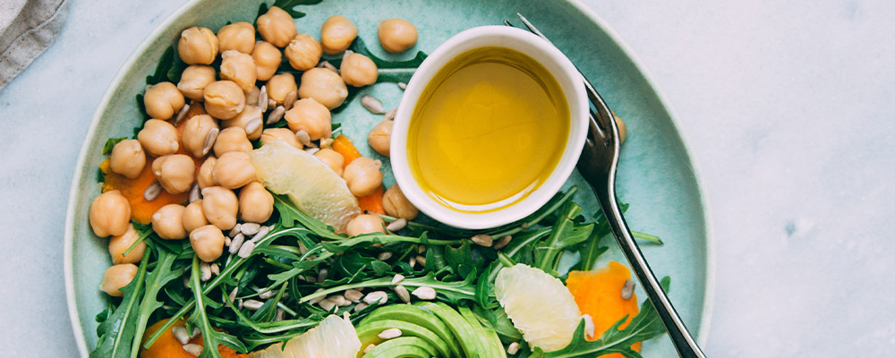 Eine vegane Bowl mit verschiendenen Obst und Kräutern