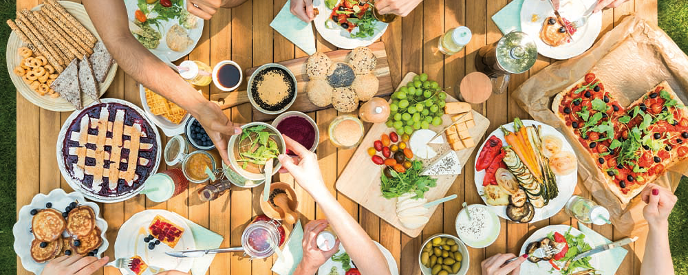 Viele verschiedene vegetarische und vegane Gerichte auf einem Tisch