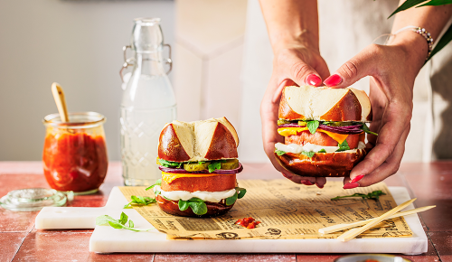 Vegane Leberkäse-Burger mit Zwiebel-Paprika-Relish