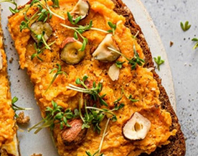 Brote mit Karotten-Hummus