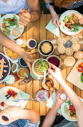 Viele verschiedene vegetarische und vegane Gerichte auf einem Tisch