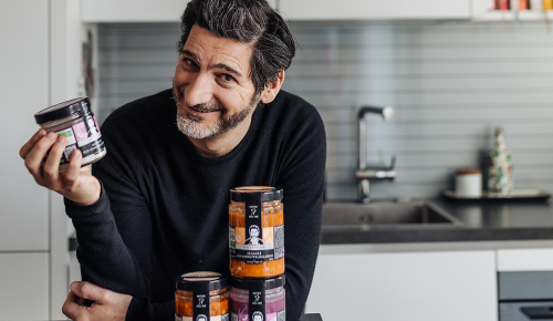 Paul Ivic posiert mit seinen neuen SPAR Premium-Produkten für die SPAR Mahlzeit!