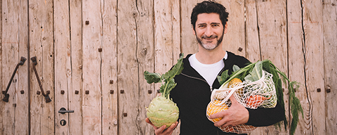 Der vegetarische Sternekoch Paul Ivić mit Gemüse in den Armen