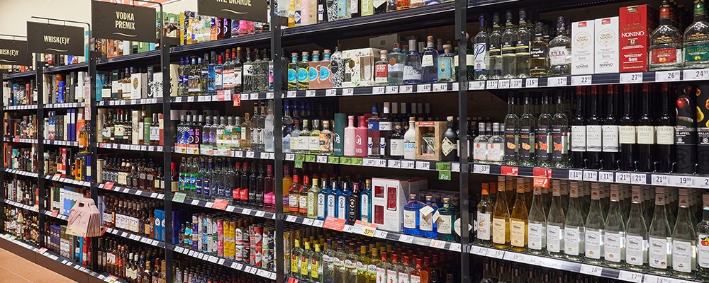 Blick in die Weinabteilung mit vollen Regalen in einem INTERSPAR-Hypermarkt