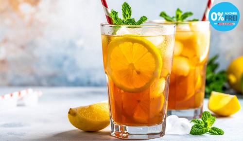 Zwei Gläser mit Eiswürfeln, Zitronenscheiben, Minze, Eiswürfeln und einem Cola-Mischgetränk
