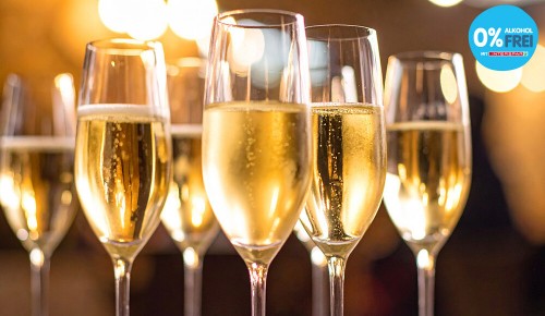 Mehrere Champagnerflöten gefüllt mit alkoholfreiem Sekt