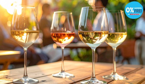 Mehrere Weingläser gefüllt mit alkoholfreien Weis- und Roséwein