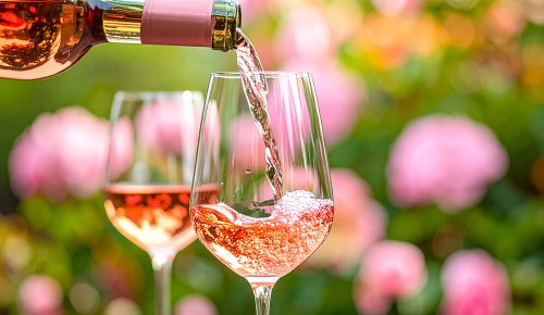 Zwei Gläser Roséwein in die gerade frischen Roséwein eingefüllt wird
