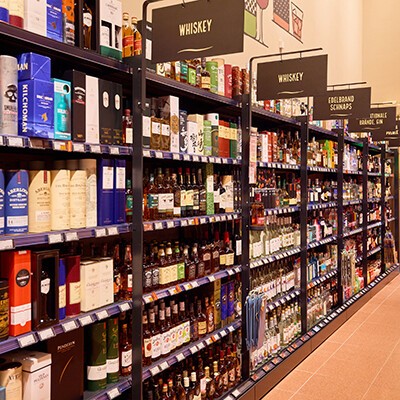 Blick auf das Whiskey-Regal in einem INTERSPAR-Hypermarkt