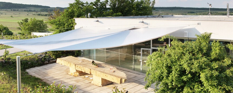 Blick auf das Gebäude vom Weingut Hillinger im Burgenland