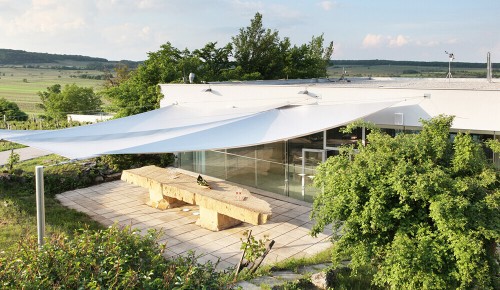 Blick auf das Gebäude vom Weingut Hillinger im Burgenland