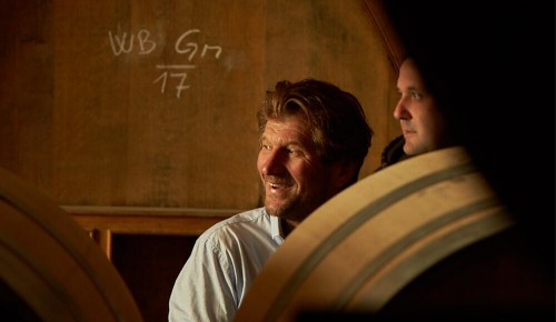 Gründer vom Weingut Skoff lächelt beim Sprechen
