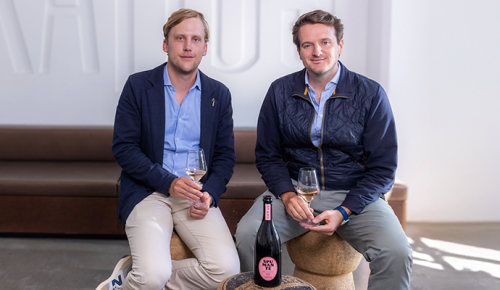 Maximilian Nimmervoll und Johannes Kattus vom Weingut Kattus mit Weingläsern auf einem Sofa