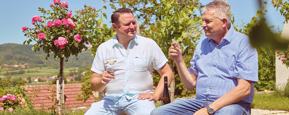 Winzer vom Weingut Dockner in einem sonnigen Weingarten