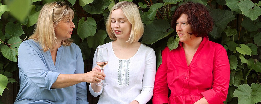 Drei Frauen vom Weingut Steininger Eichinger mit Weingläsern in der Hand