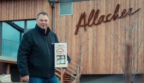 Winzer vom Weingut Allacher mit einer Tasting Box in der Hand