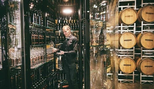Winzer vom Weingut Scheiblhofer in einem Raum voller Weine