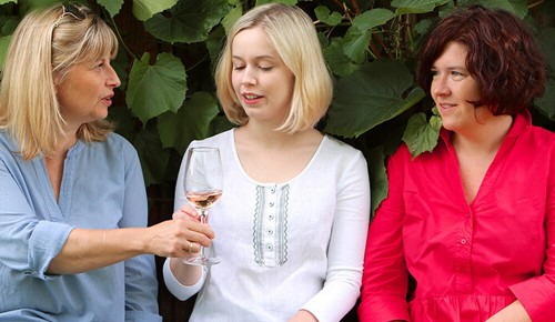Drei Frauen vom Weingut Steininger Eichinger mit Weingläsern in der Hand