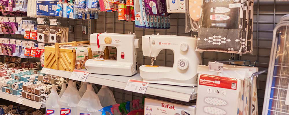 Zwei Nähmaschinen und verschiedenes Nähzubehör in einem INTERSPAR