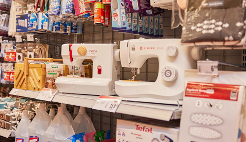 Zwei Nähmaschinen und verschiedenes Nähzubehör in einem INTERSPAR
