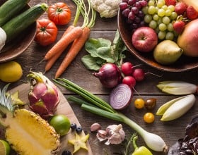 Verschiedenes Obst und Gemüse auf einem Holztisch