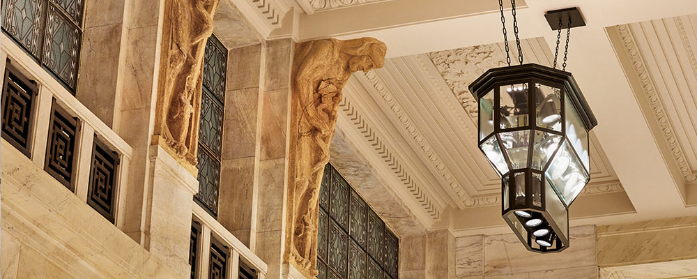 Foto von der Decke des Haus am Schottentor an dem eine Lampe hängt