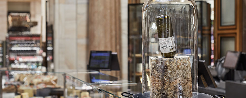 Verschiedene Käsesorten und eine Flasche Wein
