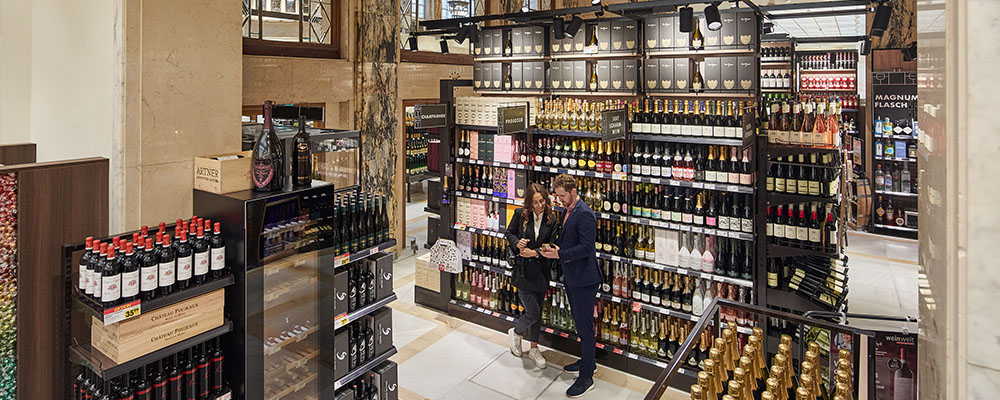 Zwei Personen stehen in der weinwelt-Abteilung des INTERSPAR Am Schottentor