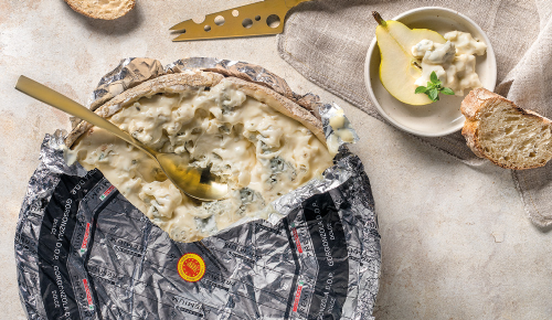 Ein cremiger Gorgonzola mit einem Löffel in einer Schale