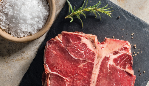 Ein rohes Steak auf einer Graphitplatte
