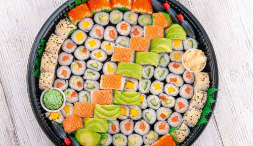 Eine große runde Platte mit vielen verschiedenen Sushi
