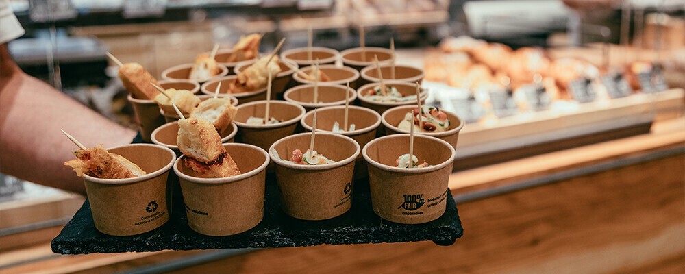 Verschiedene Schälchen mit unterschiedlichen Snacks