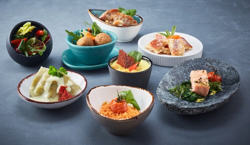 Mehere verschiedene Schüsseln mit verschiedenen Gerichten zum Brunch