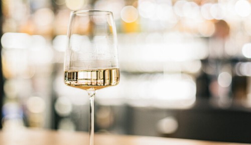 Ein Glas Weißwein