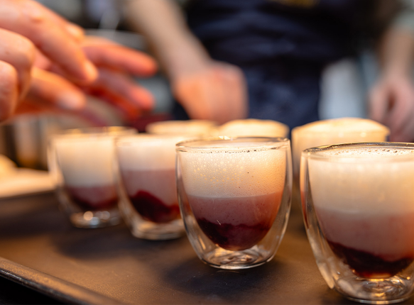 Kaffee in mehreren nebeneinander angerichtetet Glastassen