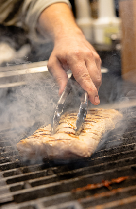 Ein Stück Fleisch das auf einem Grillrost gegrillt wird