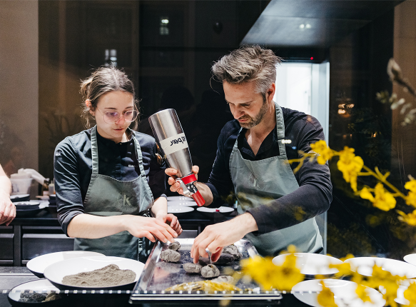Vitus Winkler beim Kochen mit einer Kollegin