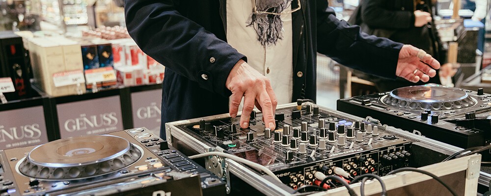 Ein DJ an einem Mischpult beim Musikmachen