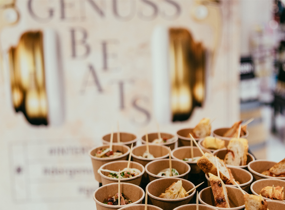 Kleine runde Boxen mit verschiedenen Snacks gefüllt