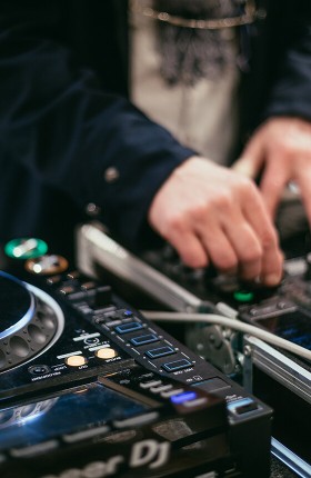 Eine Person an einem Mischpult macht Musik