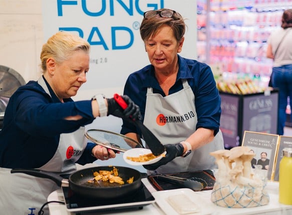 Zwei Frauen beim Servieren von Kaiserschmarrn