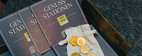 Flyer und Genussgulden auf einem Tisch