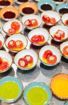 Kleine Schälchen mit verschiedenen Antipasti