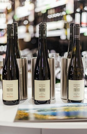 Mehrere Flaschen Wien der Marke "Domäne Wachau" in einer Reihe