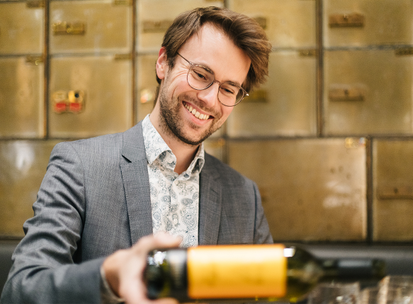 Ein Wein wird in ein Weinglas gegossen