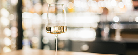 Ein Glas Weißwein auf einem Tisch