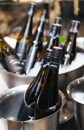 Eine Flasche Weißwein in einem Eimer mit Eiswürfeln