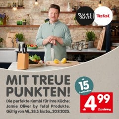 Bild von Jamie Oliver mit einem Messer in einer Küche und der Aufschrift "MIT TREUE PUNKTEN! Die perfekte Kombi für Ihre Küche: Jamie Oliver by Tefal Produkte. Gültig von Mi., 28.5. bis Sa., 20.9.2025."