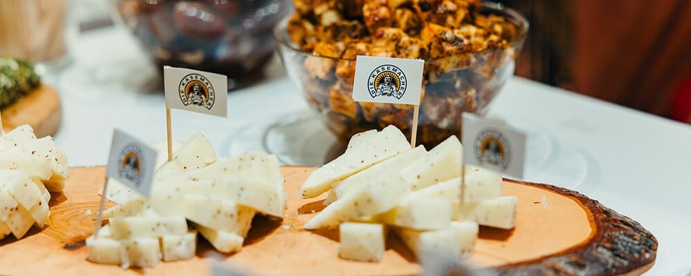 Verschiedene Käse aufgeschnitten auf einem Holzbrettchen 